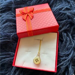 Luxury zipper pull on unbranded necklace